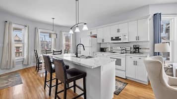 冷蔵庫、電子レンジ、オーブン、コンロ