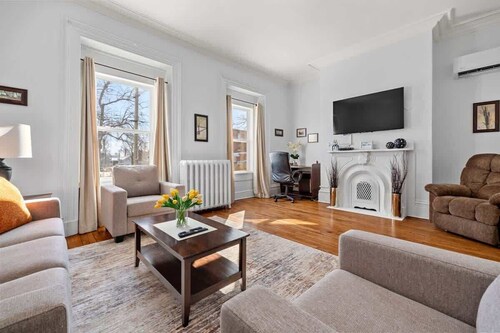 Spacious Downtown Retreat at Ole King Square