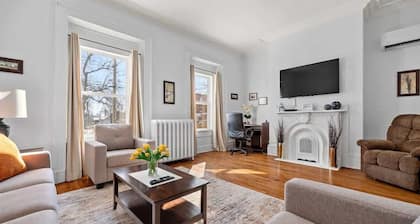 Spacious Downtown Retreat at Ole King Square