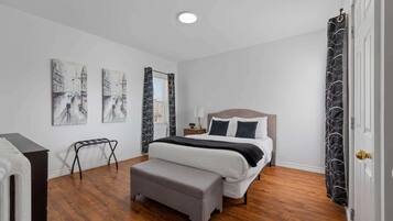 1 chambre, bureau, fer et planche à repasser, lit parapluie