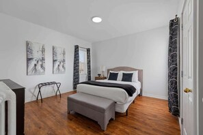 1 chambre, bureau, fer et planche à repasser, lit de bébé portatif