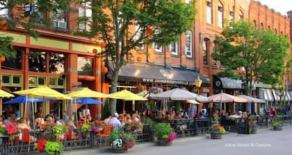 Downtown Urban Comfort Spacious 1 Bdrm Apartment