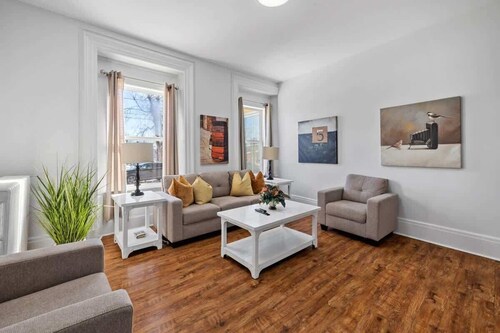 Stylish & Comfy 2 Bedroom Apt Downtown Ch'town