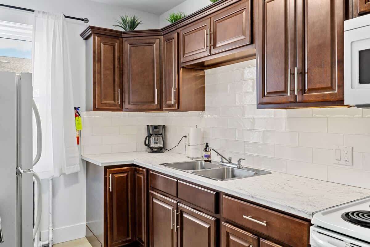 Réfrigérateur, micro-ondes, four, plaque de cuisson