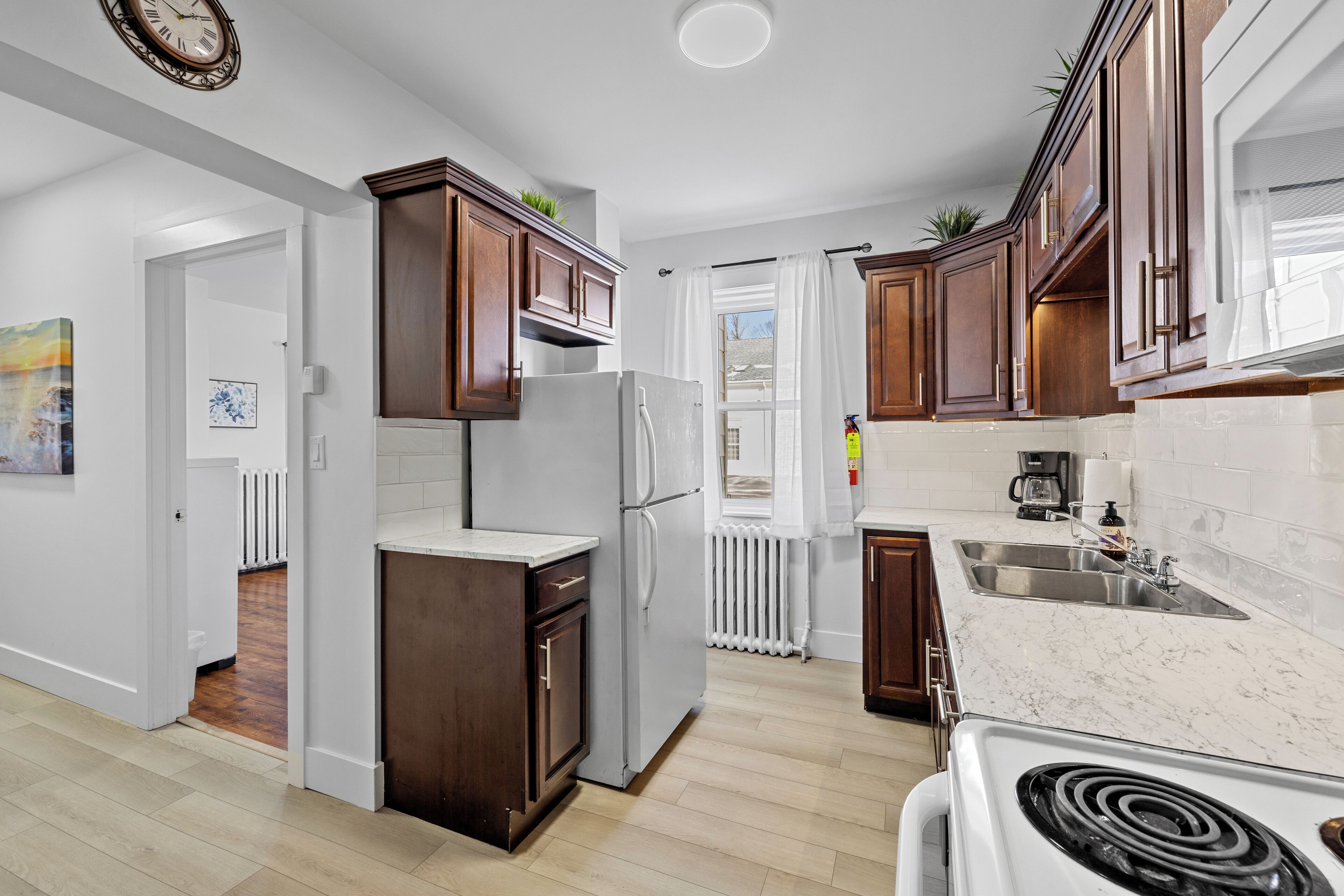 Kjøleskap, mikrobølgeovn, ovn og kokeplater