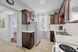 Fridge, microwave, oven, stovetop - Stylish & Comfy 2 Bedroom Apt Downtown Ch'town (Charlottetown)