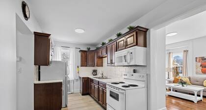 Stylish & Comfy 2 Bedroom Apt Downtown Ch'town
