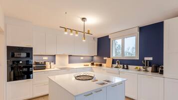 Réfrigérateur, micro-ondes, four, lave-vaisselle