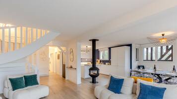 Télévision, cheminée