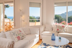 Televisión y chimenea 