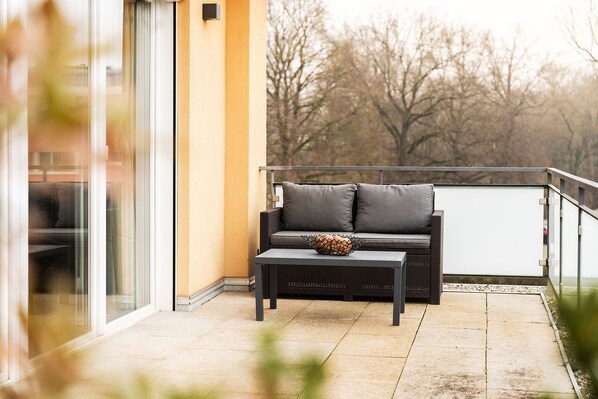 Terrace/patio - Hotel Vier Jahreszeiten direkt an den Kliniken und Therme Bad Krozingen, nahe Freiburg (Bad Krozingen)