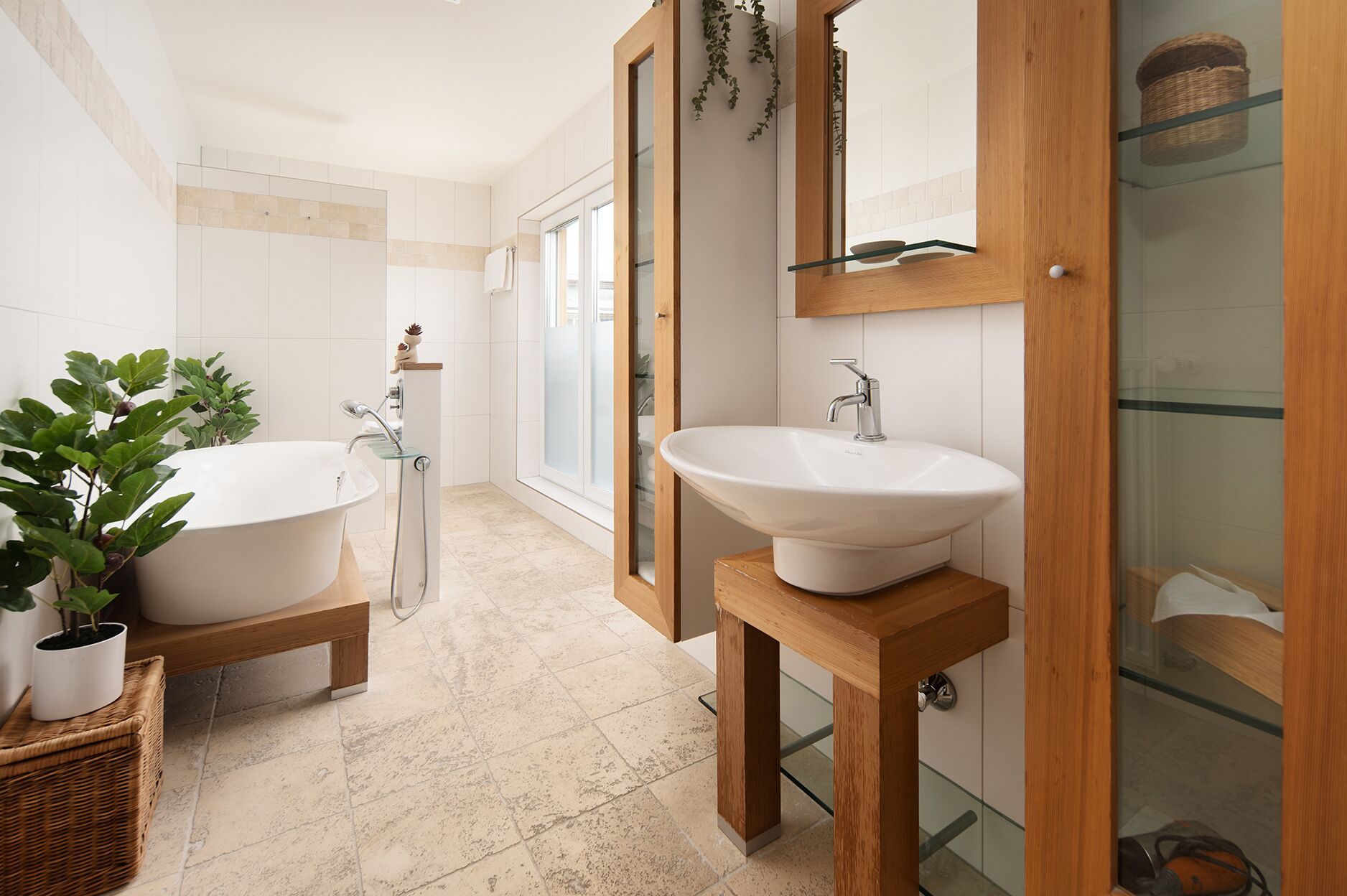 Ein modernes Badezimmer mit einer freistehenden Badewanne, einem Standwaschbecken und einer Duschkabine.