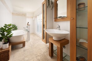 Luxury Studio, Garden View | Bathroom | Hair dryer, towels, soap, shampoo - Hotel Vier Jahreszeiten direkt an den Kliniken und Therme Bad Krozingen, nahe Freiburg (Bad Krozingen)