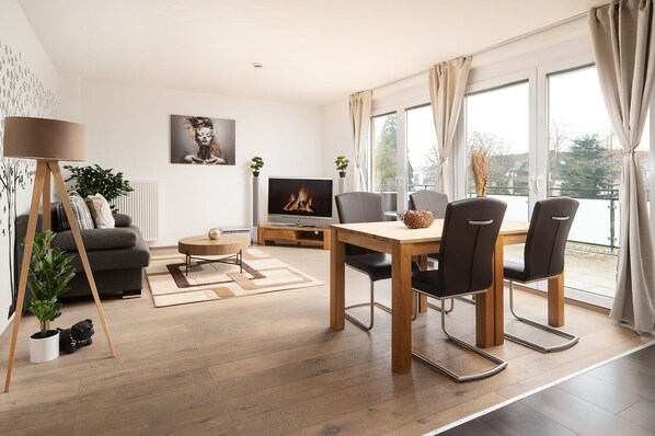 Luxury Studio, Garden View | Premium bedding, desk, laptop workspace, cribs/infant beds - Hotel Vier Jahreszeiten direkt an den Kliniken und Therme Bad Krozingen, nahe Freiburg (Bad Krozingen)