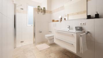 Chambre Double Supérieure, balcon, vue jardin | Salle de bain