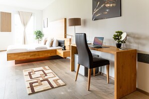 Superior Double Room, Garden View | Living area | 120-cm LED TV with satellite channels, offices - Hotel Vier Jahreszeiten direkt an den Kliniken und Therme Bad Krozingen, nahe Freiburg (Bad Krozingen)