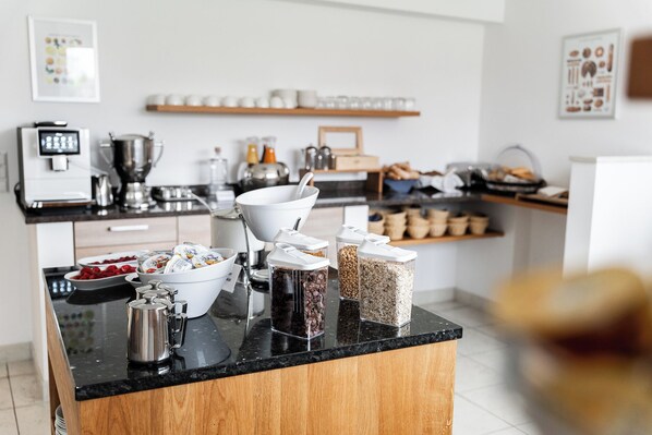 Petit déjeuner buffet (10.99 EUR par personne)