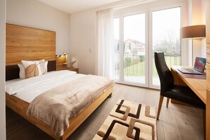 Premium bedding, desk, laptop workspace, cribs/infant beds - Hotel Vier Jahreszeiten direkt an den Kliniken und Therme Bad Krozingen, nahe Freiburg (Bad Krozingen)