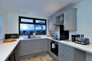 Fridge, microwave, oven, dishwasher - Kingsley Hollows Cottage (Kingsley)