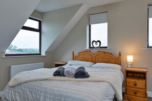 3 bedrooms, iron/ironing board, free WiFi, bed sheets