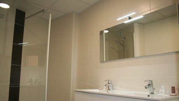 A modern bathroom with a glass shower enclosure, a large mirror, and a white vanity with two sinks. - Wifi, ski-in/ski-out & foot of the slopes, swimming pool, sauna, tv, 30m², Pralognan-la-Vanoise (Pralognan-la-Vanoise)