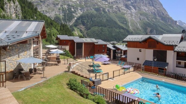 A mountain resort with a swimming pool, outdoor seating, and chalet-style buildings. - Wifi, swimming pool, sauna, tv, 45m², Pralognan-la-Vanoise (Pralognan-la-Vanoise)