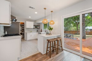 Fridge, oven, stovetop, dishwasher - Barton Hills, Austin Beauty (Austin)