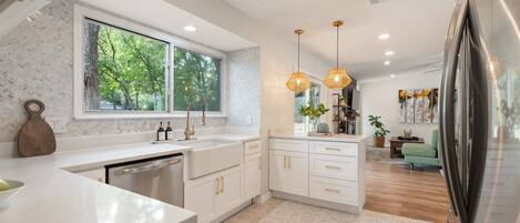 Fridge, oven, stovetop, dishwasher