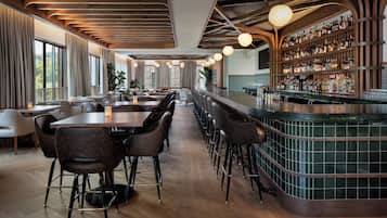 2 Restaurants; Mittagessen, Abendessen und Brunch werden serviert