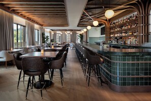 2 restaurants servant le dĂźner, le souper et le brunch