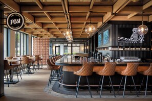 2 间餐厅,供应午餐、晚餐和早午餐,美洲菜