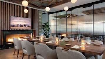 2 restaurants, lunch, dinner, brunch served; American cuisine