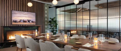 2 restaurantes; se sirve almuerzo, cena y brunch; cocina americana
