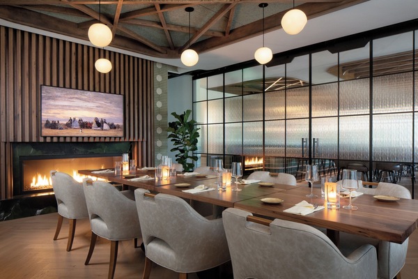 2 restaurantes; se sirve almuerzo, cena y brunch; cocina americana