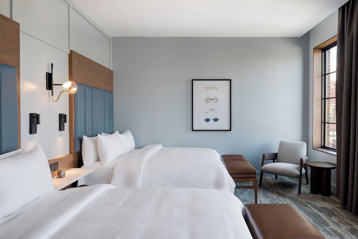 Quarto casal standard, 2 camas Queen, para não fumantes | 1 quarto, roupas de cama premium, edredons de pluma