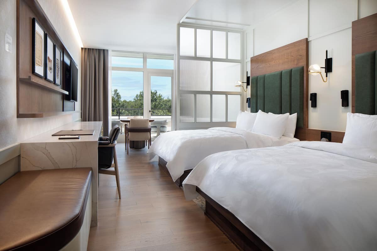 Quarto solteiro superior, 2 camas Queen, para não fumantes, sacada | 1 quarto, roupas de cama premium, edredons de pluma