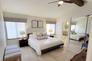 2 室のベッドルーム、デスク、アイロン / アイロン台、旅行用ベビーベッド