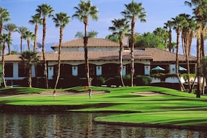 Golf - High-End Mid-Century Condo on the golf course. NEW (Palm Desert)