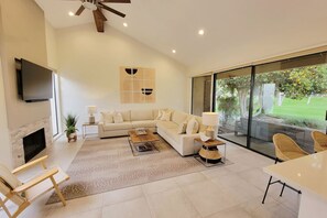 テレビ、暖炉、ステレオ