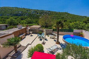 Terrace/patio - Dog-friendly villa with private pool, outdoor shower, barbecue and many hiking trails in the area (Grižane)