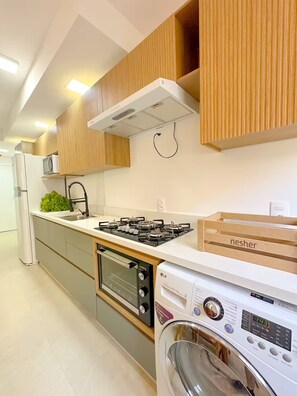 冰箱、微波炉、烤箱、炉灶