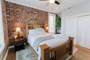 2 chambres, bureau, fer et planche à repasser, lit parapluie