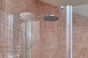 Dusche, Haartrockner, Handtücher, Seife