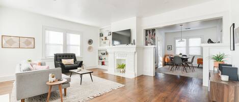 Smart TV, books, stereo, offices