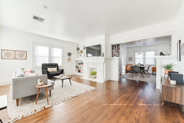 Smart TV, libros, estéreo, oficina