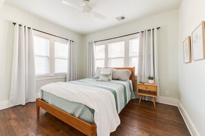 2 slaapkamers, een bureau, een strijkplank/strijkijzer, reisbedje