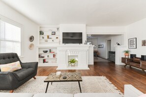 Smart TV, libros, estéreo, oficina