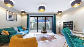 Un salon moderne comprenant un canapé, une table basse et un coin repas avec des chaises et une table.