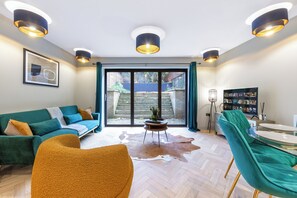 Appartement, Meerdere bedden, terras, uitzicht op de stad (Abbey Road Residence) | Woonruimte | Een 42-inch flatscreentelevisie met digitale zenders