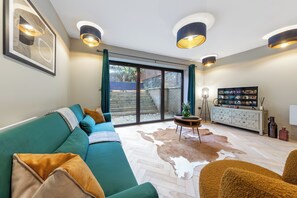 Appartement, Meerdere bedden, terras, uitzicht op de stad (Abbey Road Residence) | Woonruimte | Een 42-inch flatscreentelevisie met digitale zenders